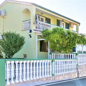apartment-pelicaric-sali.hotelinzadar.com/