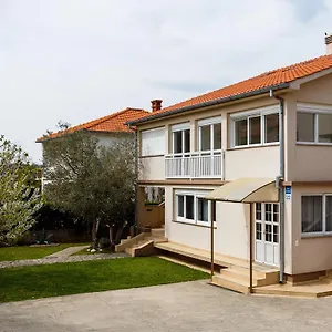 apartments-blazevic.primorje-gorskikotar.com/